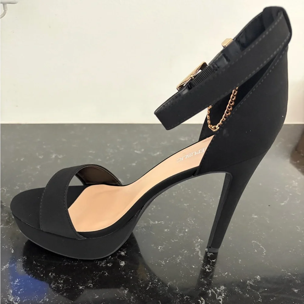 BRAND NEW Women's Black Ankle-Strap Platform Heels with Gold Accent - Picture 3 of 3